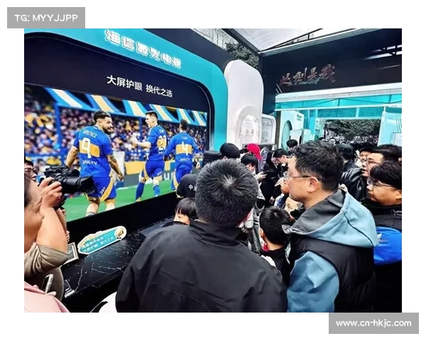 重庆打卡新地标 世俱杯奖杯巡展亮相步行街 引爆追星热潮 重庆打卡新地标 世俱杯奖杯巡展亮相步行街 引爆追星热潮